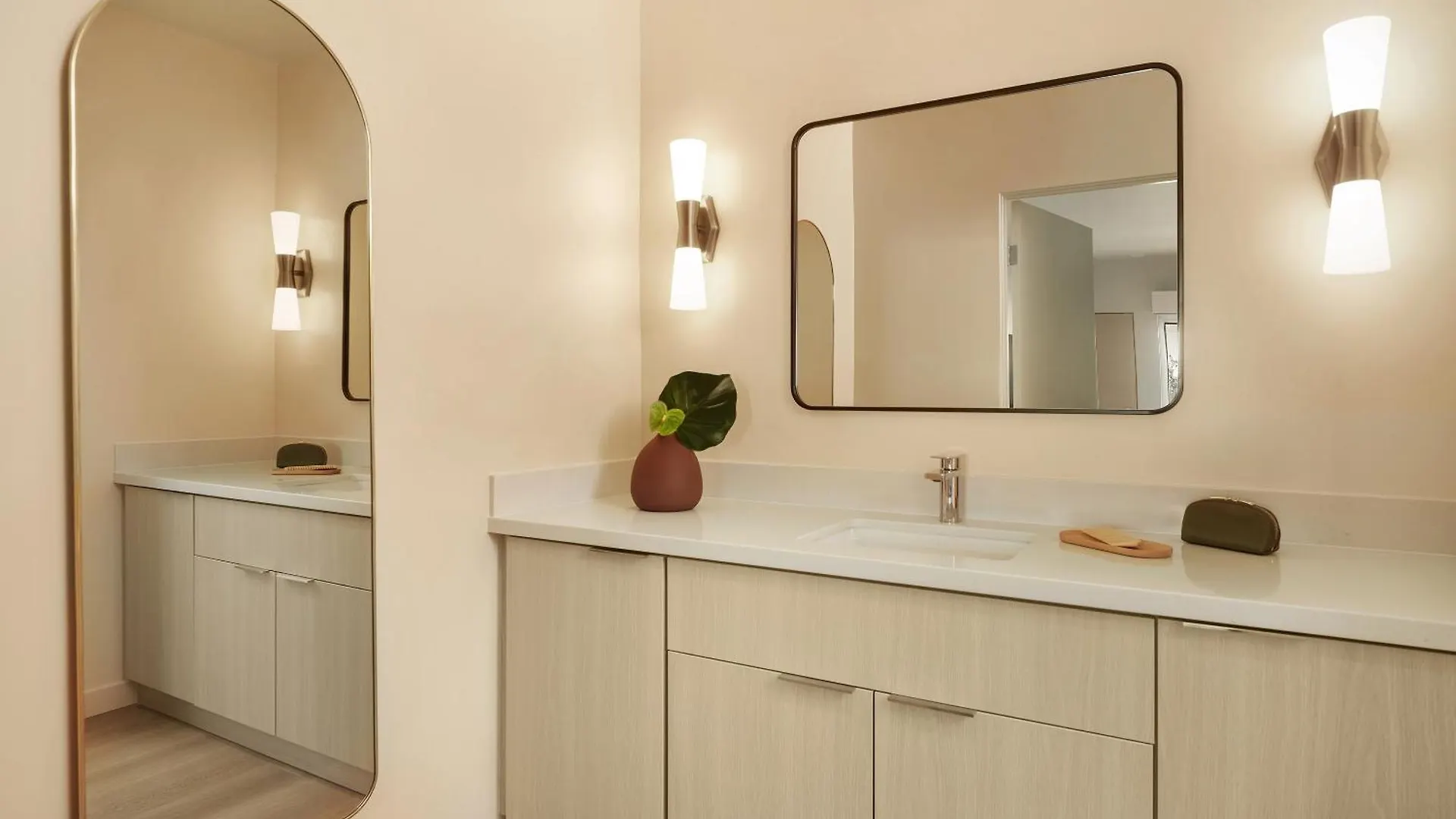 City Center Hotel Long Beach, Sonder