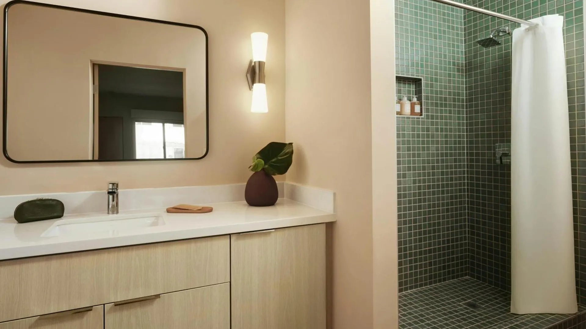 City Center Hotel Long Beach, Sonder United States