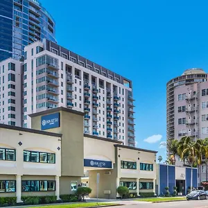 2* Hotel At 50 - Long Convention Center